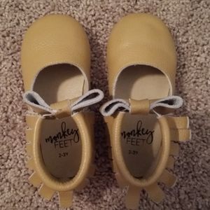 Monkey feet beige moccasins fringed size 2-3Y